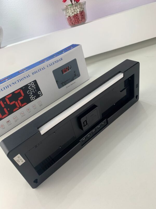 ⁦Horloge LED Moderne avec Éclairage Multicolore et Design Élégant⁩ - الصورة ⁦7⁩