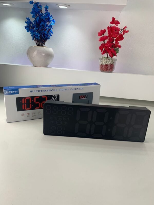⁦Horloge LED Moderne avec Éclairage Multicolore et Design Élégant⁩ - الصورة ⁦5⁩