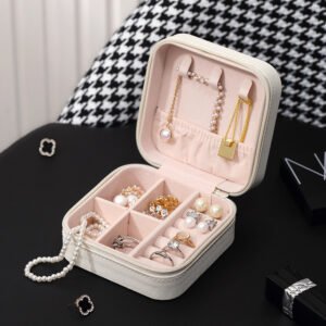 Boîte à Bijoux de Voyage en Cuir – Compacte, Élégante et Imperméable علبة مجوهرات سفر جلدية – أنيقة، مقاومة للماء وصغيرة الحجم