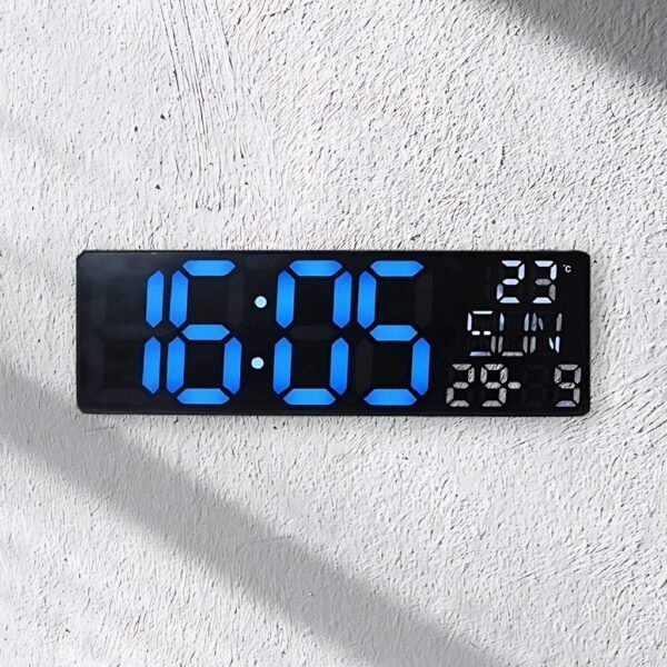 ⁦Horloge LED Moderne avec Éclairage Multicolore et Design Élégant⁩ - الصورة ⁦3⁩