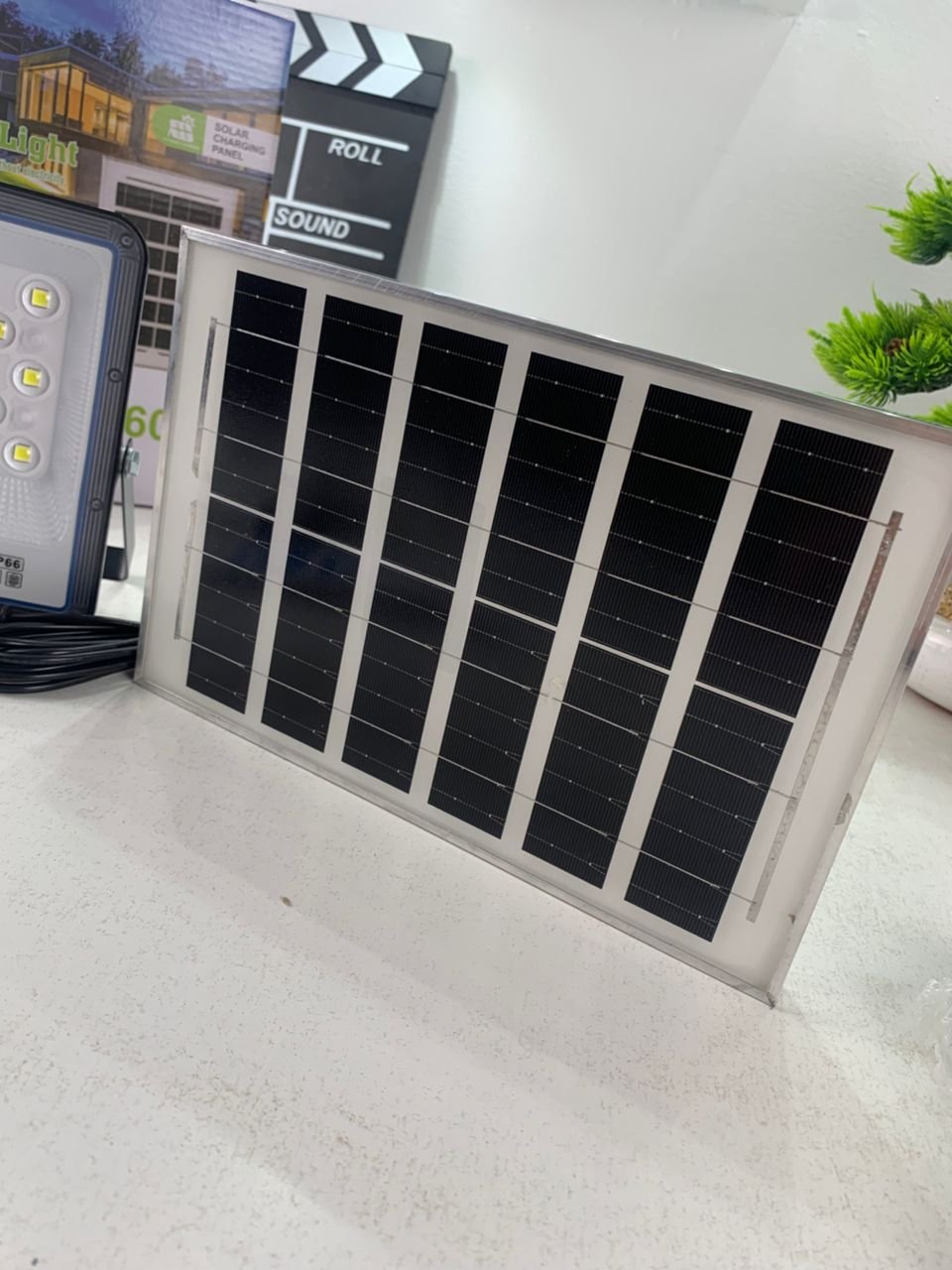 Projecteur Solaire Extérieur LED – Éclairage puissant et économique - الصورة 5