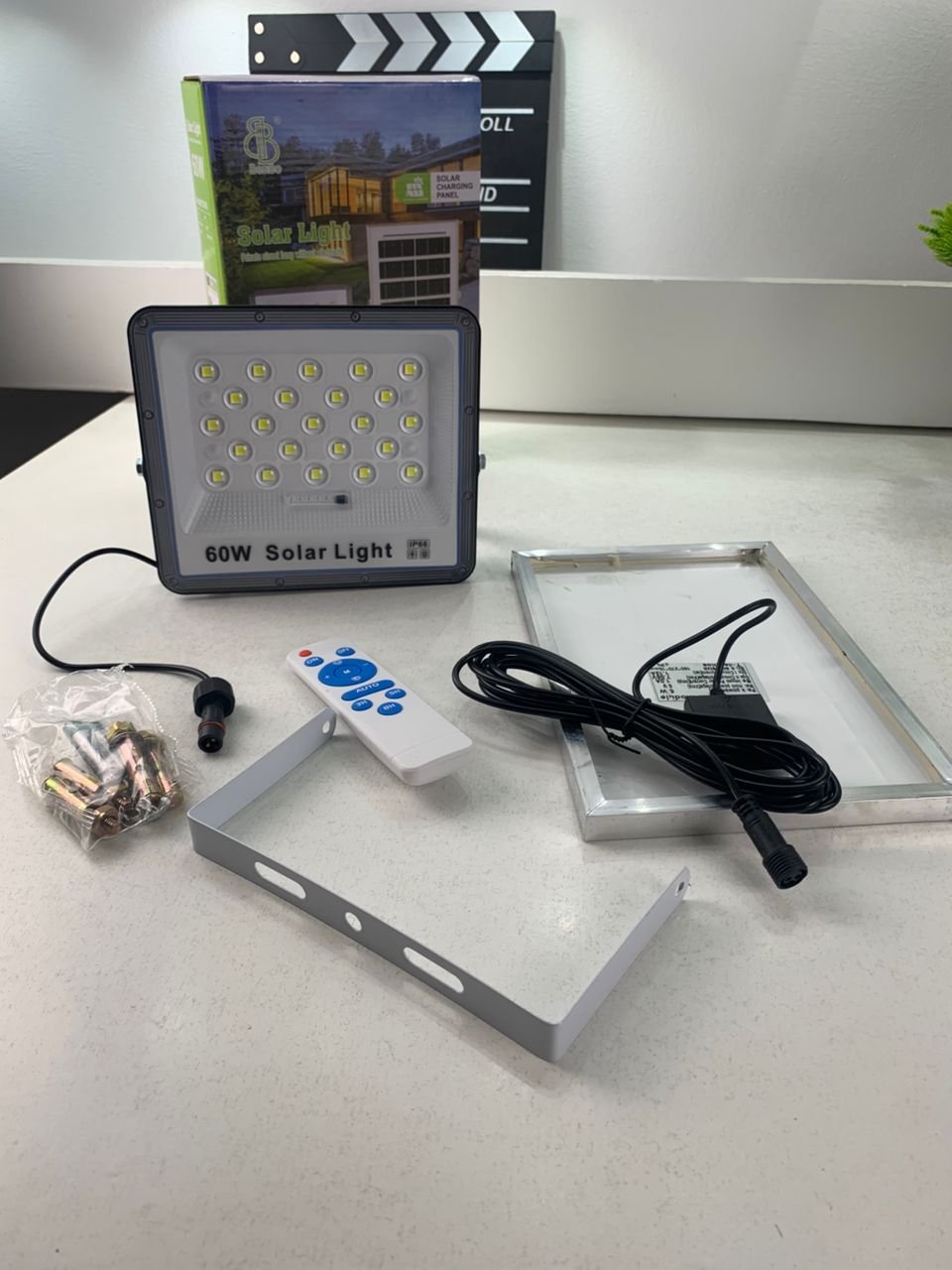 Projecteur Solaire Extérieur LED – Éclairage puissant et économique - الصورة 9